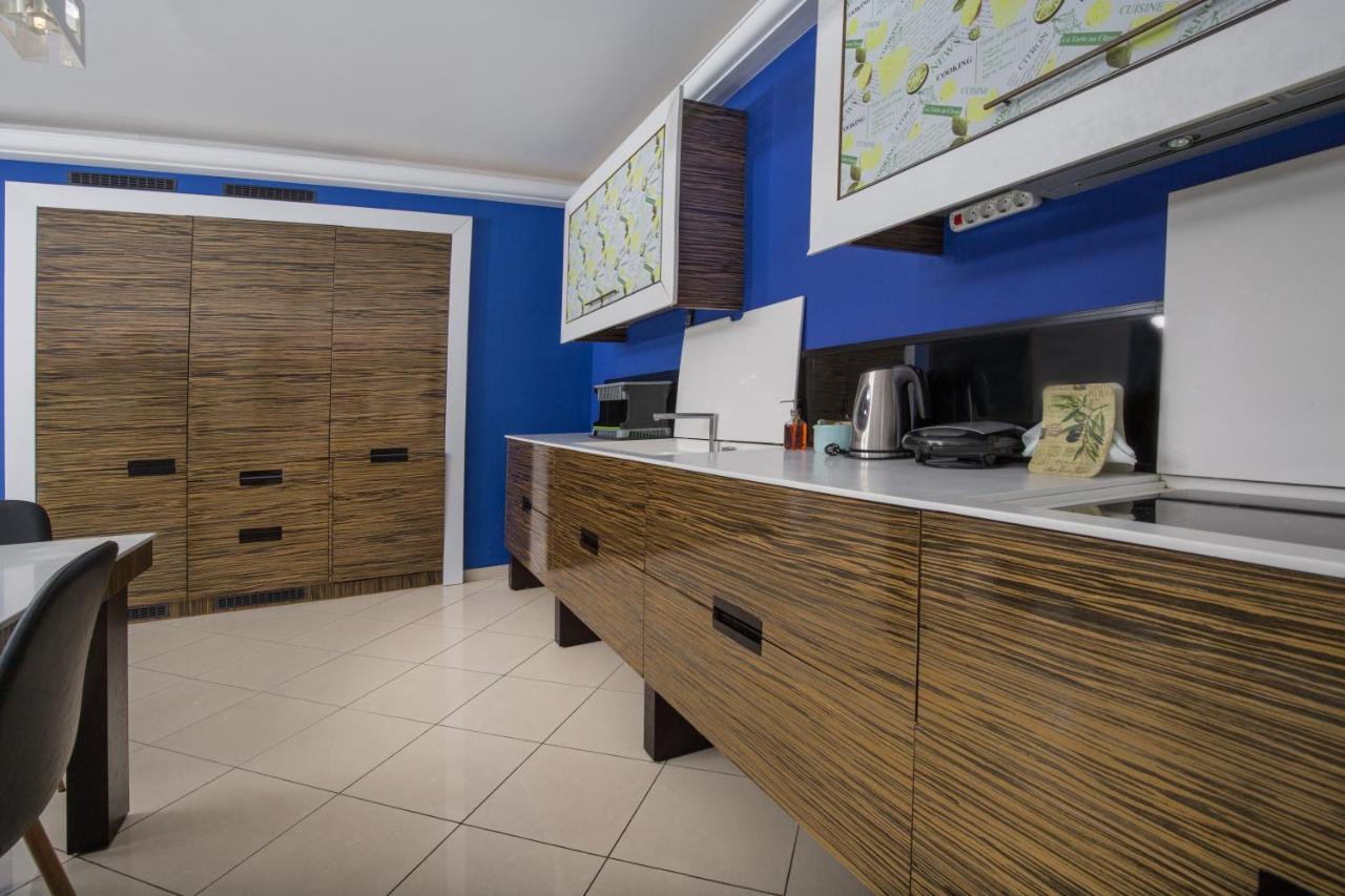 Spacious Modern With Great Rooftop View Apartment