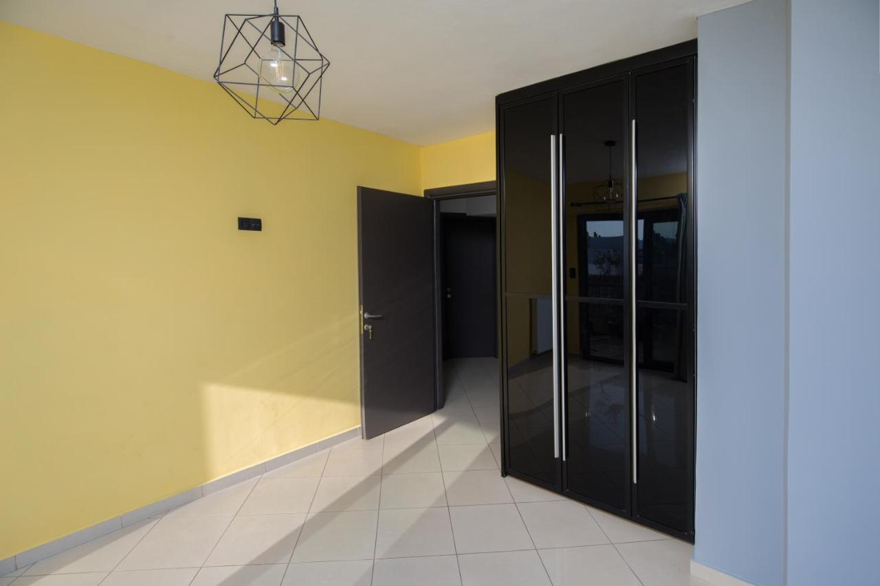 Spacious Modern With Great Rooftop View Apartment *